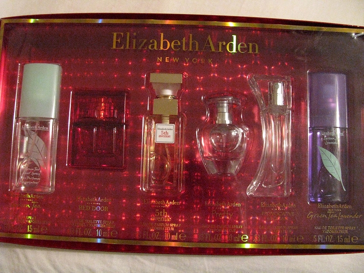 ファッションブランド「エリザベスアーデン」の香水製品「グリーンティー」と「レッドドア」と「フィフスアベニュー」と「プリティー」と「プロボケイティブ」と「グリーンティーラベンダー」の画像