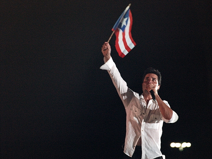 コンサートにてプエルトリコの国旗を掲げる「プエルトリコが生んだ有名歌手」の一例として挙がったプエルトリコの歌手“チャヤン”(2007年)の画像