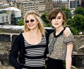映画「ジ・エッジ・オブ・ラブ」で共演した女優のシエナ・ミラーとキーラ・ナイトレイ(2008年・イギリス)