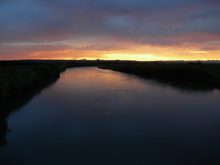 「メキシコ最長の河川」として名が挙がったリオグランデの日没(2010年・米国ニューメキシコ州ハッチ)の画像