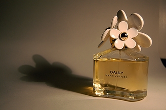 「10代女子に人気の香水」の一例として挙がったファッションブランド「マークジェイコブス」の香水製品「デイジー」(2008年)の画像