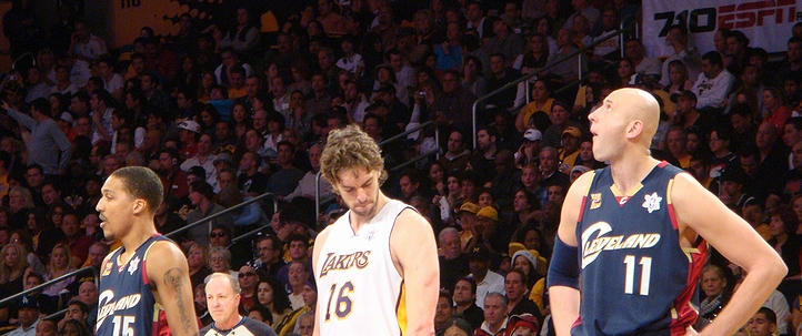 ジャマリオ・ムーンとパウ・ガソルとジードルナス・イルガスカス(2009年・NBA・「ロサンゼルス・レイカーズ」対「クリーブランド・キャバリアーズ」)の画像