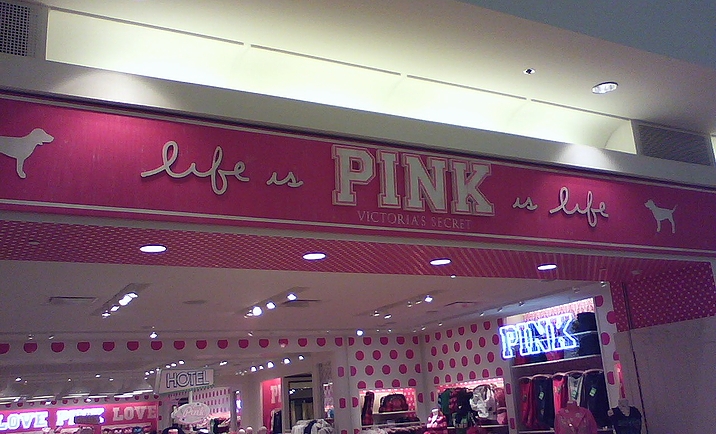 ファッションブランド「ヴィクトリアズ・シークレット“ピンク”」の店舗(2007年・米国マサチューセッツ州フラミンガム)の画像