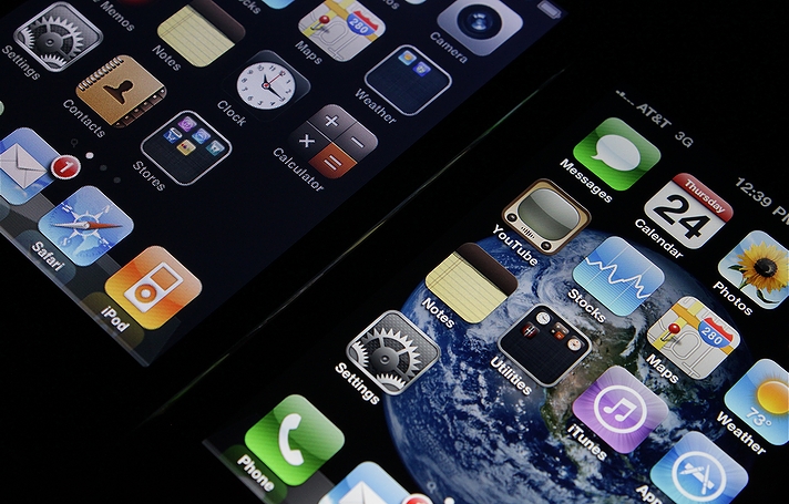 アップル社製のスマートフォン「iPhone 3G」の画面と「iPhone 4」の画面(レティナディスプレイ)の比較(2010年)の画像