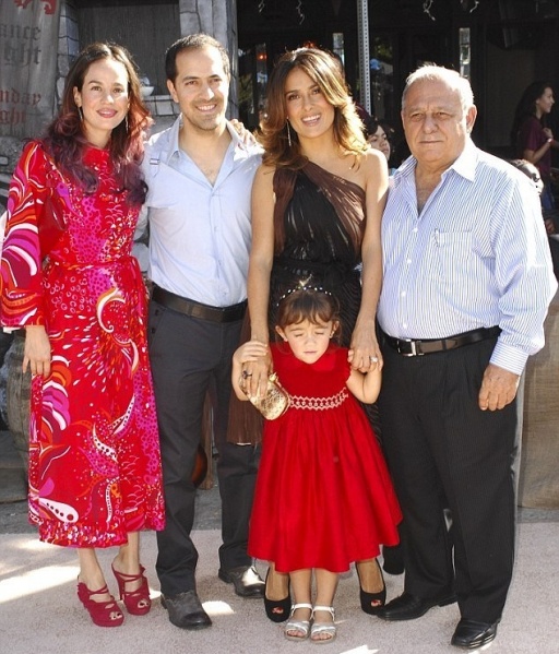 ファイル:Salma Hayek em-trai-sao-cuop-bien-caribe-gay-tai-nan-chet-nguoi-2 1437034269.jpg