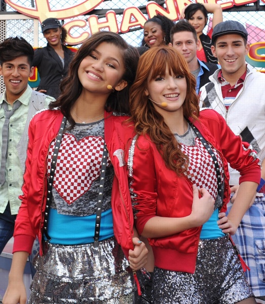 ファイル:DISNEY CHANNEL STARS FROM 'SHAKE IT UP' SHINE IN DISNEY PARKS CHRISTMAS DAY PARADE TV SPECIAL 6466260491.jpg