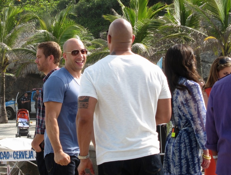 ファイル:The Rock towers over Vin Diesel 5659254727.jpg