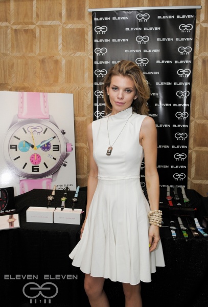 ファイル:AnnaLynne McCord with Eleven Eleven Watches 5537799495.jpg