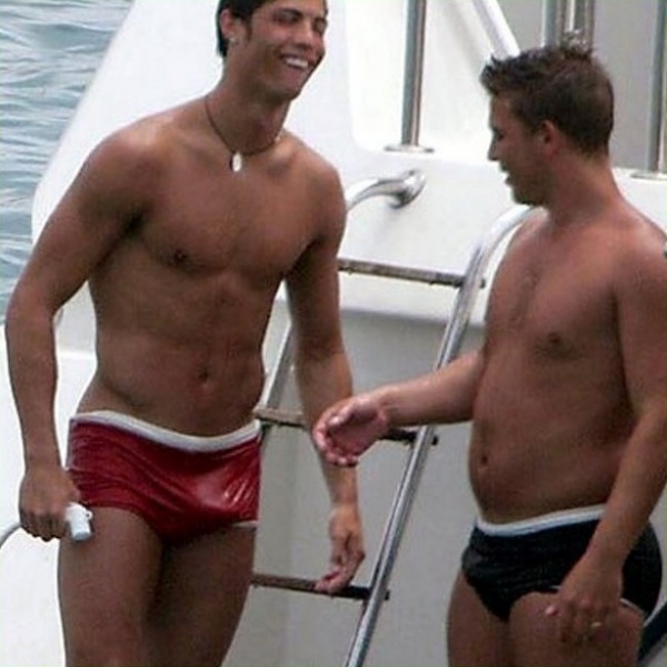 ファイル:Cristiano Ronaldo cristiano-ronaldo-si-diverte-con-un-amico-sullo-yacht CristianoRonaldo4 edited.jpg