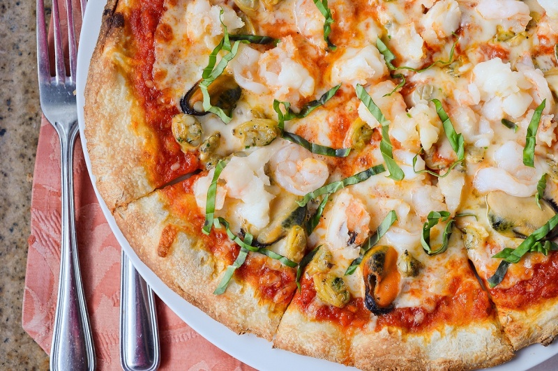 ファイル:Seafood Pizza 12025733096.jpg