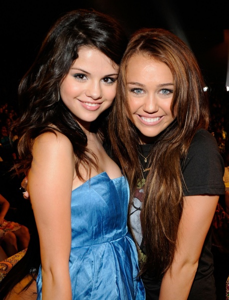 ファイル:Selena Gomez Miley Cyrus Both Dated.jpg