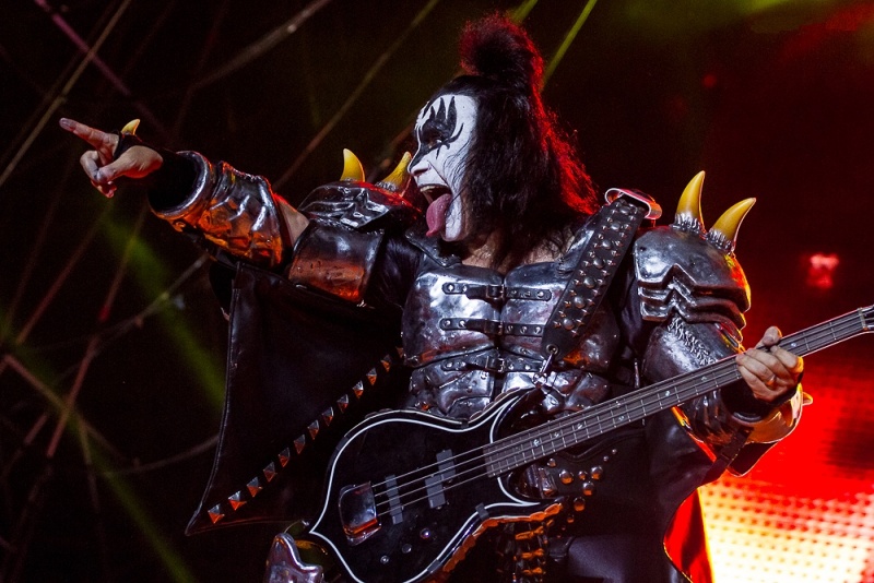 ファイル:Gene Simmons (KISS) 8167339203.jpg