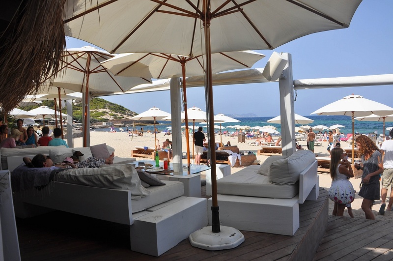 ファイル:Playa Es Cavallet - Ibiza 7672374662.jpg