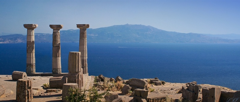 ファイル:アテナ神殿 Looking Over The Aegean Sea To The Lesbos Island - Temple of Athena, Assos (2) 2864226712.jpg